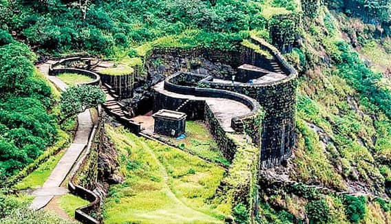 Maharashtra Tracking Places: महाराष्ट्र के ये किले ट्रैकिंग के लिए है बेस्ट, वेकेशन में जरूर करें यहां की सैर