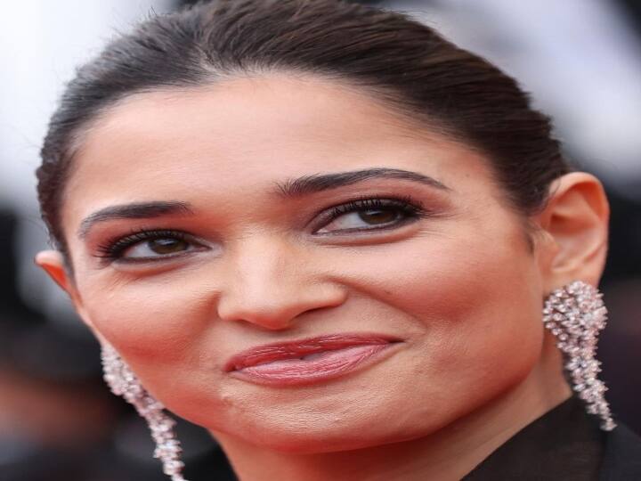 ब्लैकी शिमरी ड्रेस ने मानों लोगों पर कहर ढा दिया हो. उनकी बाॅडी हगिंग ड्रेस ने तमन्ना के लुक को और भी ज्यादा खूबसूरत बना दिया.