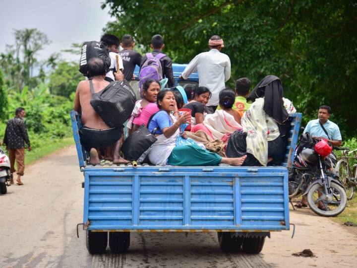 खराब मौसम और लगातार बारिश के कारण लामडिंग-बदरपुर पर्वतीय खंड के कई स्थानों पर बड़े पैमाने पर भूस्खलन और जलभराव हुआ. इसके परिणामस्वरूप इस पर्वतीय इलाके में रेलवे ट्रैक, पुलों, सड़क और संचार नेटवर्क को नुकसान पहुंचा है.