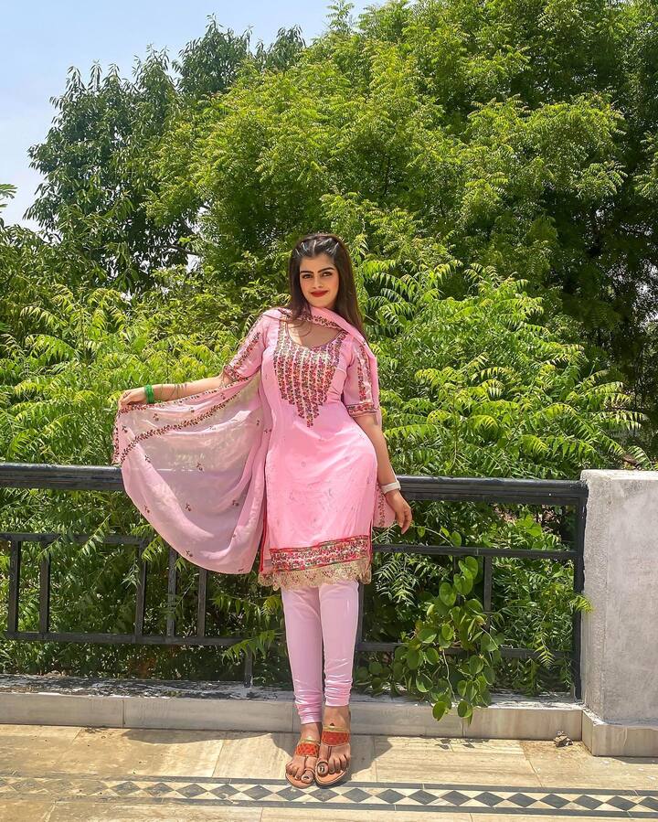 प्राची सिंह अपने लुक, स्टाइल और बोल्ड अदाओं के लिए काफी फेमस हैं. उन्हें भोजपुरी की सनी लियोनी भी कहा जाता है.