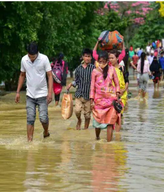 पूर आणि भूस्खलनामुळे संपर्क तुटला