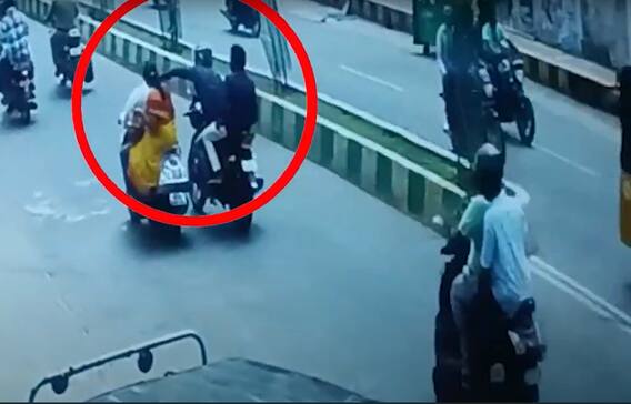 Chain Snatching: అందరూ చూస్తుండగానే కొట్టేశాడు.. సీసీ విజువల్స్ చూస్తే..!| ABP Desam