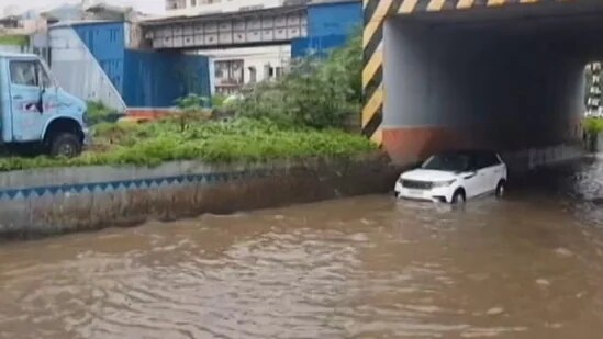 Bengaluru Rain : मुसळधार पावसामुळं बंगळुरुमध्ये जनजीवन विस्कळीत, अनेक ठिकाणी पूरस्थिती, पुढील 24 तासांसाठी ऑरेंज अलर्ट