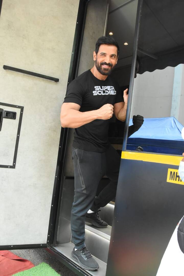 जॉन अब्राहम ने अपनी एक स्माइल से अपने चाहने वालों को मुस्कुराने का मौका दे दिया है.