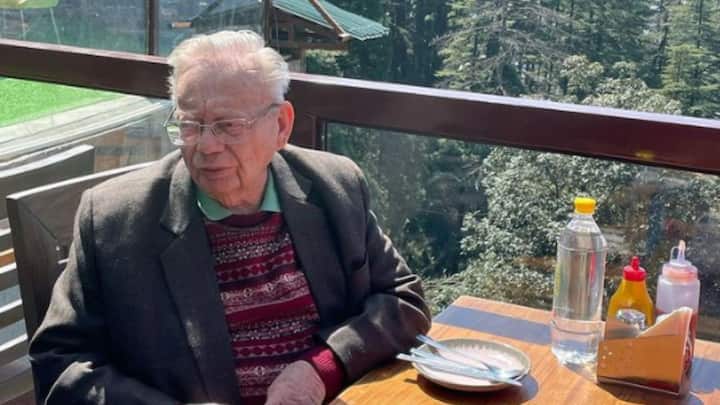 জন্মসূত্রে ব্রিটিশ রাসকিন বন্ড, কিন্তু প্রাণের চেয়েও বেশি ভালবেসেছেন ভারতকে। কৈশোর পার করে ব্রিটেনে গিয়েছিলেন তিনি। সেখানে মন টেঁকেনি। ফিরে আসেন ভারতে।