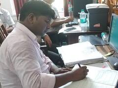 Ambedkar Nagar: शासन की चेतावनी पर अपात्र राशन कार्ड सरेंडर करने की लगी होड़, रिकॉर्ड संख्या में कार्यालय पहुंच रहे लोग