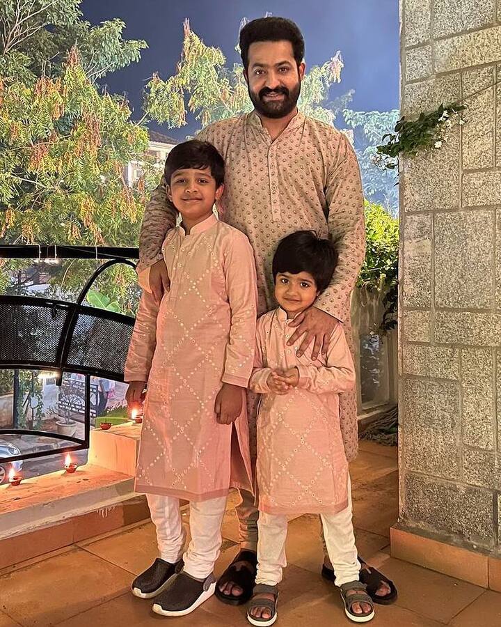 डेकन क्रॉनिक को दिए इंटरव्यू में एनटीआर ने बताया था कि कैसे लक्ष्मी के आने के बाद उनकी जिंदगी बदल गई थी. उन्होंने कहा था- मैं इस शानदार महिला से शादी करके स्पेशल महसूस करता हूं. उन्होंने मेरे लिए बहुत कुछ किया है. वह मेरे घर में मेरी मां के बाद एंकर है. ये ही रीजन है मुझे घर पर रहना पसंद है.