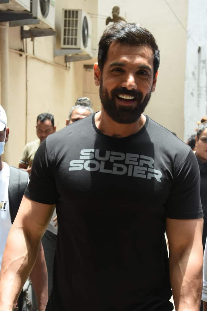 जॉन अब्राहम कि फिल्म अटैक पहली भारतीय सुपर सैनिक फिल्म है, जिसमें हाई एक्शन रोमांस के साथ ड्रामा और सस्पेंस भी है.