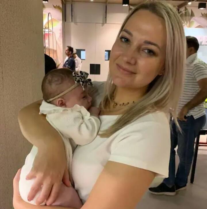 2012 'ਚ ਲਾਇਨਜ਼ ਅਤੇ ਮੁੰਬਈ ਇੰਡੀਅਨਜ਼ ਵਿਚਾਲੇ ਖੇਡੇ ਗਏ ਮੈਚ 'ਚ ਡੀ ਕਾਕ ਨੇ ਫਿਫਟੀ ਬਣਾ ਕੇ ਟੀਮ ਨੂੰ ਜਿੱਤ ਦਿਵਾਈ ਸੀ। ਇਸ ਮੈਚ ਵਿੱਚ ਇੱਕ ਚੀਅਰ ਲੀਡਰ ਨੇ ਉਨ੍ਹਾਂ ਨੂੰ ਮੈਚ ਜਿੱਤਣ 'ਤੇ ਵਧਾਈ ਦਿੱਤੀ। ਉਸ ਨੂੰ ਦੇਖ ਕੇ ਡੀ ਕਾਕ ਨੂੰ ਉਸ ਨਾਲ ਪਿਆਰ ਹੋ ਗਿਆ।