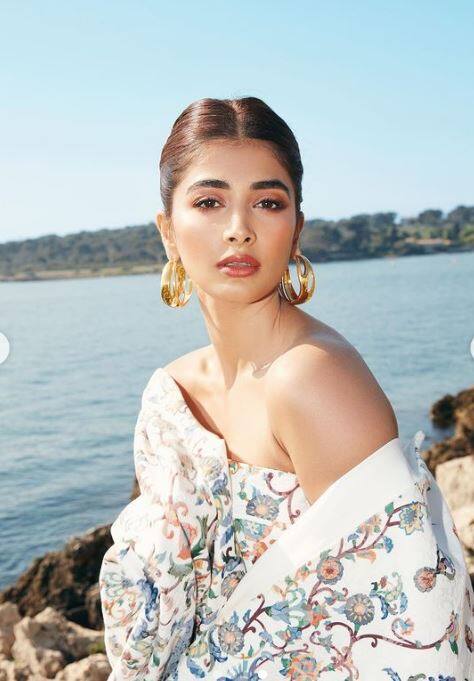 Cannes Film Festival च्या रेड कार्पेटवर बॉलिवूड अभिनेत्रींचा स्टनिंग लूक