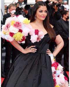 Cannes 2022: ऐश्वर्या रायचा लुक पाहून नाही हटणार नजर, काळ्या गाऊनमधले फोटो व्हायरल!