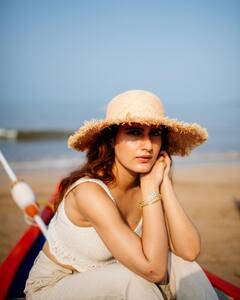 Fatima Sana Shaikh Photos: समुद्र किनारे कुछ इस अंदाज़ में नजर आईं फातिमा सना शेख, फोटो देख आप भी हो जाएंगे फ्लैट !