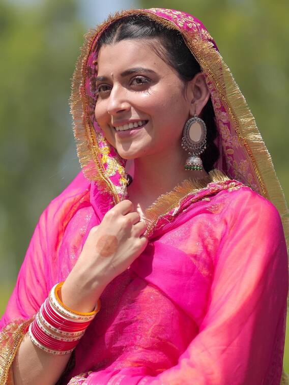 सादगी और खूबसूरती का परफेक्ट कॉम्बिनेशन हैं निमरत खैरा