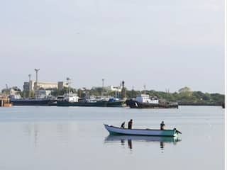 இலங்கைக்கு அனுப்பப்படும் தமிழக நிவாரணப் பொருட்கள்! கோரிக்கை வைக்கும் தோணி தொழிலாளர்கள்!
