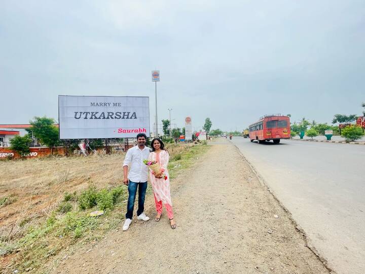 कोल्हापुरातल्या सौरभ कसबेकरने उत्कर्षा हीला चक्क मोठं होर्डिंग लाऊन प्रपोज केलं आहे.