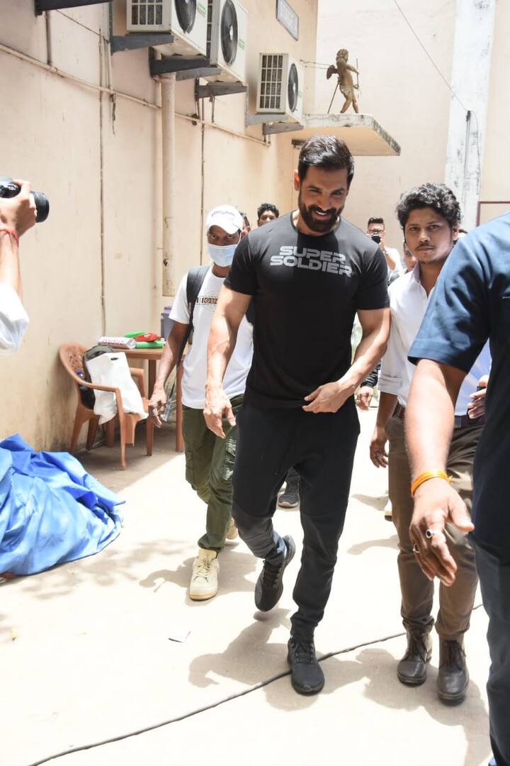 जॉन अब्राहम की फिल्म अटैक 27 मई को ओटीटी प्लेटफॉर्म जी 5 पर रिलीज होने जा रही है, ऐसे में अगर सिनेमाघरों में आपको जाने का वक्त नहीं मिल पाया हो तो आप जी 5 पर जॉन की एक्शन ड्रामा फिल्म देख सकते हैं.