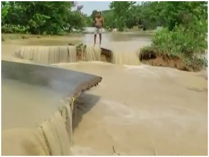 Viral News: ਖੌਫ 'ਚ ਆਸਾਮ ਦੇ ਲੋਕ, ਹੜ੍ਹ ਕਾਰਨ ਟੁੱਟੀ ਸੜਕ, ਆਵਾਜਾਈ 'ਚ ਆ ਰਹੀ ਮੁਸ਼ਕਲ