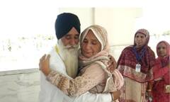 ਵੰਡ ਦਾ ਦਰਦ ਵੇਖ ਕੰਬੀਆਂ ਰੂਹਾਂ! ਜਦੋਂ 1947 ਦੀ ਵੰਡ ਵੇਲੇ ਵਿਛੜੀ ਭੈਣ 75 ਸਾਲ ਮਗਰੋਂ ਆਪਣੇ ਭਰਾਵਾਂ ਨੂੰ ਮਿਲੀ...