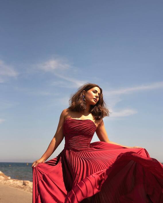 Cannes 2022: ऑफ शोल्डर रेड गाउन में Hina Khan ने गिराई बिजलियां, खूबसूरत अदाओं से लूट ली महफिल