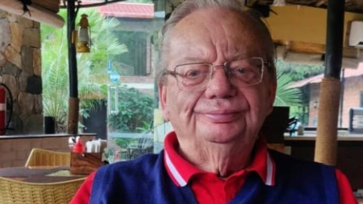 ছোট বেলায় যাঁর গল্প-কবিতা পড়ে স্বপ্নগুলো রঙিন হতো। কৈশোরে পা রাখার পর বদলে যাওয়া জগতেও যাঁর গল্প সমানভাবে প্রাসঙ্গিক। এমনকী বড় হয়েও যাঁর গল্প পড়লেই এক নিমেষে ঝরঝরে হয়ে যায় মন। আজ তাঁর জন্মদিন।