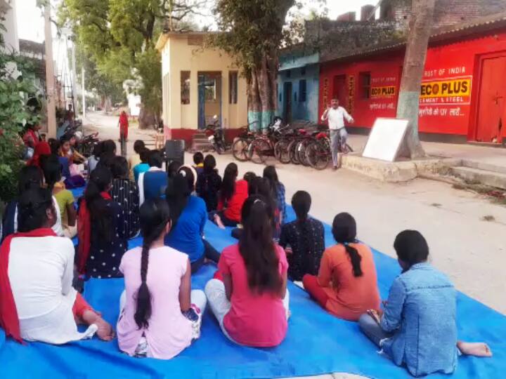 Bihar News Free education is being given on the roadside in Naxal affected area Aurangabad for 25 years ann एक शिक्षक ऐसा भी! बिहार के नक्सल प्रभावित क्षेत्र में सड़क किनारे 25 साल से दे रहा मुफ्त शिक्षा, दूर-दूर से आते हैं बच्चे