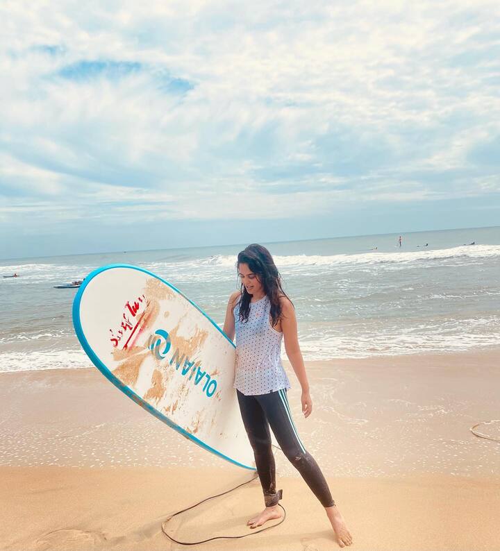 బిగ్ బాస్ ఆడపులిగా పేరు తెచ్చుకుంది బిందు మాధవి. టైటిల్ రేసులో అఖిల్ తో పోటీ పడుతోంది. -Image Credit:Bindu Madhavi/Instagram