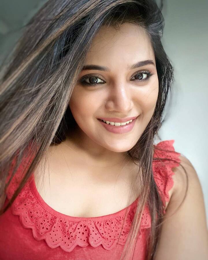 உன் சிரிப்புல பறக்குறேன் தூசாகி; செவித்துல விட்டெறிஞ்ச காசாகி