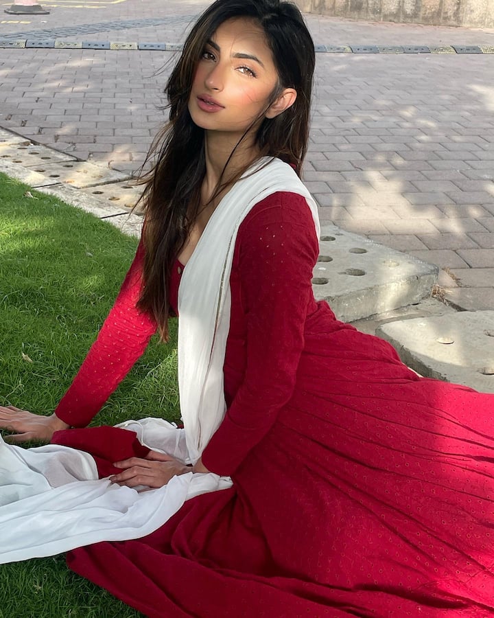 अभिनेत्री स्वतः तिचे फोटो चाहत्यांसोबत शेअर करत असते. आता पुन्हा पलकच्या स्टाईलने सगळ्यांचं लक्ष वेधून घेतलंय. ताज्या फोटोंमध्ये ती लाल रंगाच्या अनारकली सूटमध्ये दिसत आहे. यासोबत तिने पांढऱ्या रंगाचा दुपट्टा कॅरी केला आहे. (photo:/palaktiwarii/ig)