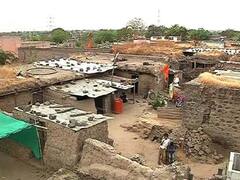 आगळीवेगळी प्रथा! ना दुमजली घर, ना कुणाच्या घरात बाज; एवढंच काय तर गावातील पोरांचे लग्नही गावाबाहेर