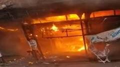 New Market Fire: ভোররাতে চাঁদনি চকে কাপড়ের দোকানে আগুন, ঘটনাস্থলে দমকলের ৫টি ইঞ্জিন । Bangla News