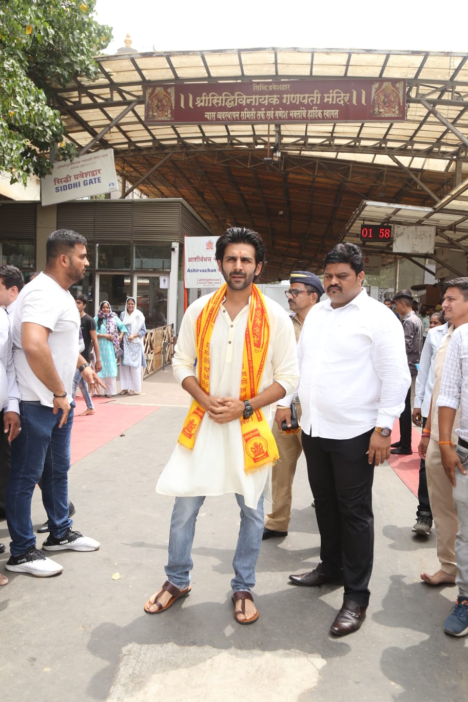 Kartik Aaryan Visits Siddhivinayak Temple To Seek Blessings For The Success Of 'Bhool Bhulaiyaa 2