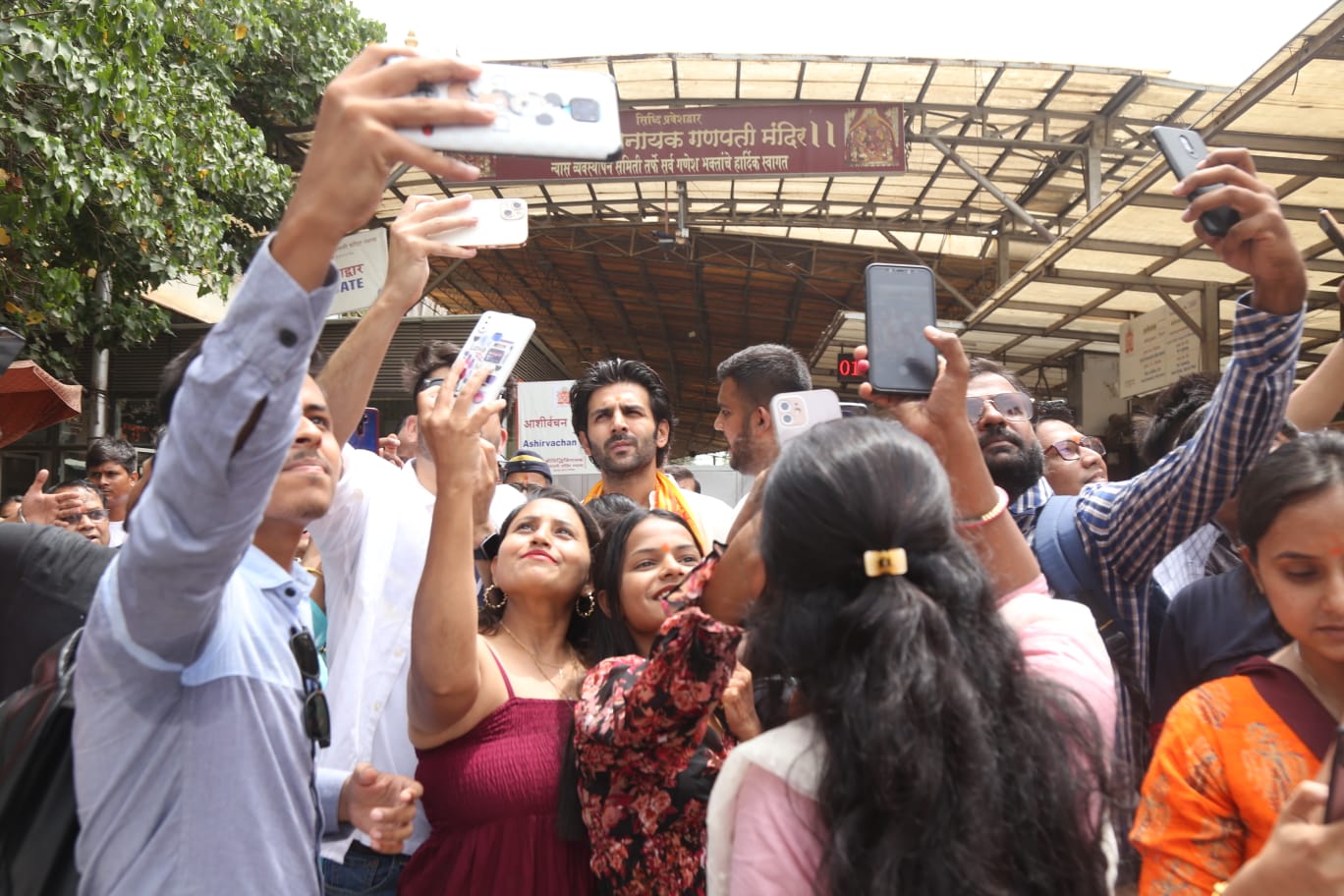 Kartik Aaryan Visits Siddhivinayak Temple To Seek Blessings For The Success Of 'Bhool Bhulaiyaa 2