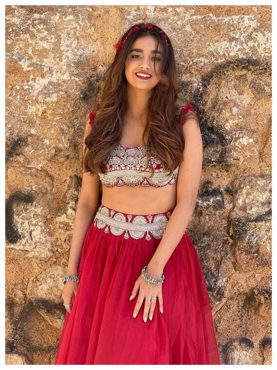 ఇంత అందంగా ఎలా పుట్టావ్? కీర్తిపై నెటిజన్ల కామెంట్స్  