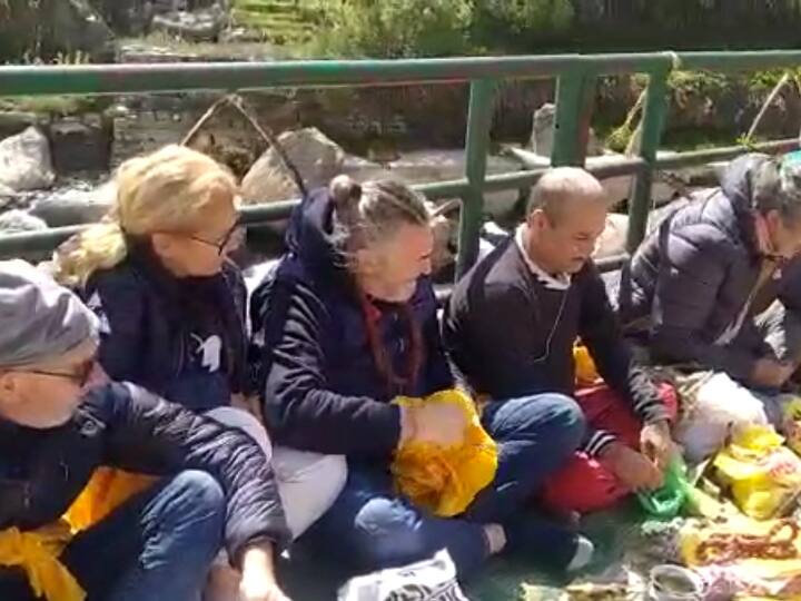 Uttarakhand Devotees abroad reach Brahmakapal Badrinath Dham offer tarpan pinddaan ancestors ANN Badrinath Dham: ब्रह्मकपाल में विदेशों से भी पितरों का पिंडदान और तर्पण करने पहुंच रहे लोग, जानिए- क्या है मान्यता और महत्व