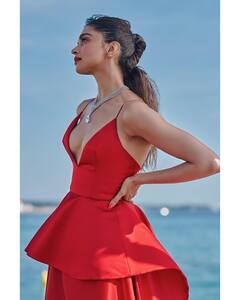 Deepika at Cannes 2022: लाल डीप नेक गाउनमध्ये दीपिका पदुकोणची ग्लॅमरस स्टाईल, पाहा खास लूक!