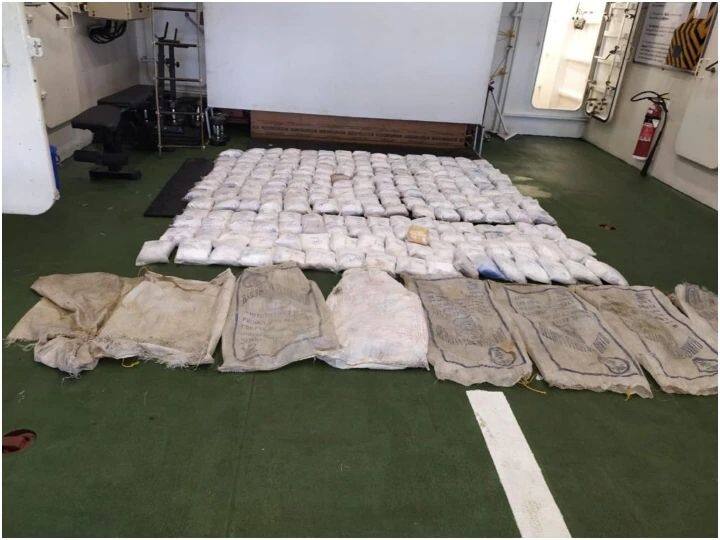 indian coast guard and dri seized drugs worth rs 1 526 crore in sea near  lakshadweep  भारतीय तटरक्षक दल आणि डीआरआयची मोठी कारवाई,  1,526 कोटी रुपयांचे ड्रग्ज जप्त   