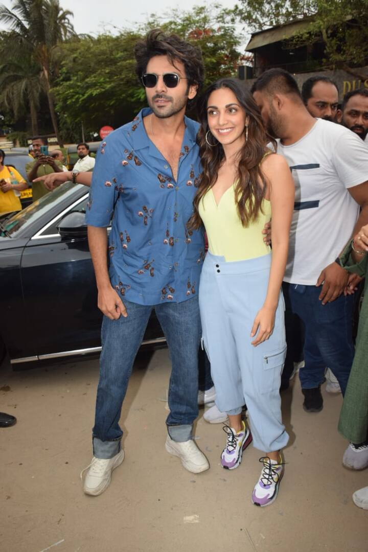 वहीं कार्तिक के आउटफिट की बात करें तो उन्होंने ब्लू डेनिम के साथ ब्लू प्रिटिंड शर्ट पहनी है. उन्होंने सनग्लासेस भी लगाए हुए हैं.