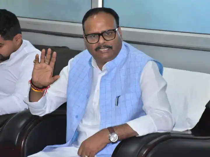 UP Deputy Chief Minister Brajesh Pathak visit Uttar Pradesh Medicine Supply recover expired medicines UP News: अचानक मेडिसिन सप्लाई कॉरपोरेशन के गोदाम पहुंचे डिप्टी सीएम ब्रजेश पाठक, करोड़ों की एक्सपायरी दवाएं बरामद