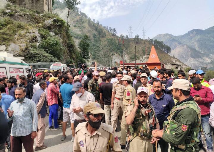 अधिकारियों ने बताया कि तीन लोगों को बचा लिया गया है और 10 लोग अब भी सुरंग के अंदर फंसे हुए हैं.