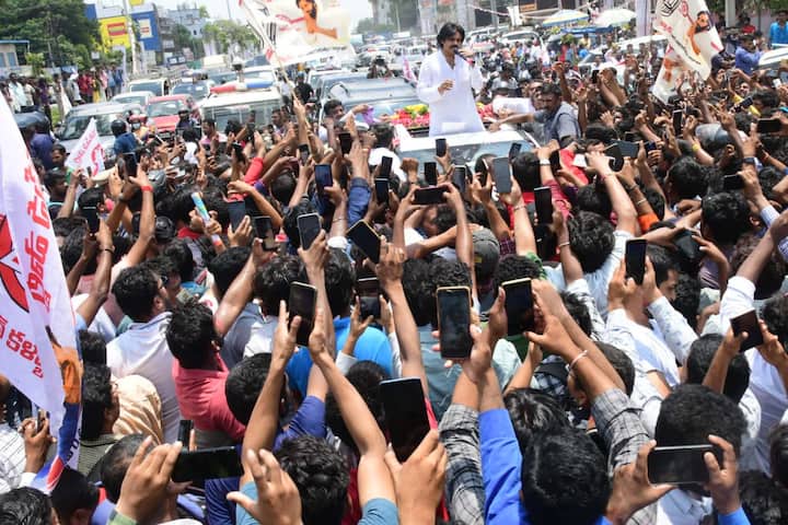 సెల్ఫీలు , ఫొటోల కోసం ఎగబడ్డ అభిమానులు, పార్టీ నేతలు