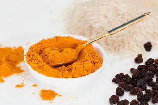 हल्दी में मौजूद एंटीबैक्टीरियल और एंटीवायरल गुण लिप्स एलर्जी को दूर करने में प्रभावी हो सकता है. (Photo - Pixabay)