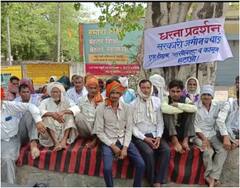 Mahoba News: महोबा में सरकारी जमीन को अवैध कब्जे से बचाने धरने पर बैठे गांव के प्रधान, अनशन की दे रहे चेतावनी
