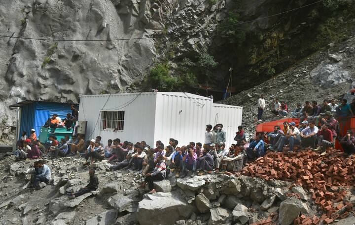 रामबन के डिप्टी कमिश्नर, डीआईजी, एसएसपी, परियोजना निदेशक एनएचएआई और निर्माण कंपनी के प्रतिनिधि मौके पर मौजूद हैं. मुसर्रत इस्लाम ने कहा कि निर्माण कंपनी के अधिकारियों ने सूचित किया है कि दस लोग लापता हैं.