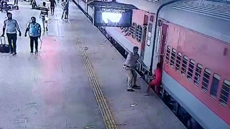 Police rescued the girl at Ratlam railway station ચાલતી ટ્રેનમાં ચડવા જતા પટકાઈ બાળકી, ત્યારે જ દેવદૂત બનીને આવ્યો પોલીસ જવાન, જુઓ વીડિયો