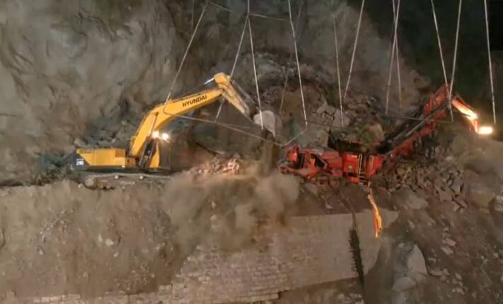 अधिकारी के मुताबिक, “सुरंग की लंबाई केवल 3 मीटर के आसपास है और ये लापता लोग इसके अंदर हैं या सुरंग क्षेत्र के बाहर इसकी जानकारी नहीं है. चारों तरफ मलबा है. दम घुटने की भी संभावना है. उन्होंने कहा, 