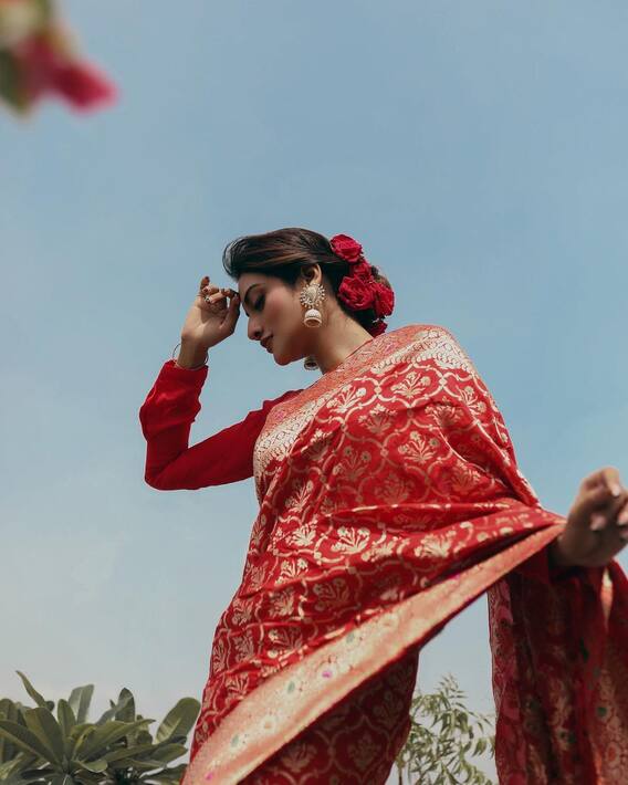 Nusrat Jahan Photos : लाल बनारसी साड़ी में गज़ब ढा रहीं नुसरत जहां, तस्वीरों में दिखा खूबसूरत लुक