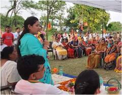 Champawat Bypolls: CM पुष्कर सिंह धामी की पत्नी गीता धामी ने संभाला मोर्चा, जनता से मांग रही हैं वोट