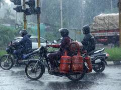 Delhi Rain: राष्ट्रीय राजधानी दिल्ली और गुरुग्राम में भारी बारिश, भीषण गर्मी से लोगों को मिली राहत