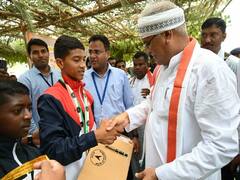 Chhattisgarh: अबूझमाड़ के इस बच्चे ने जीता CM भूपेश बघेल का दिल, नक्सलियों की धमकी के बावजूद अपने हुनर से बनाई पहचान