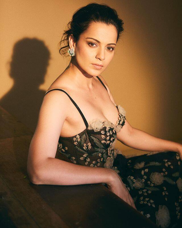 ఖాదీ వస్త్రాలను ప్రమోట్ చేస్తూ లాక్మే ఫ్యాషన్ వీక్ లో రాంప్ వాక్ చేసింది కంగనా..(Photo Courtesy: Kangana Instagram)